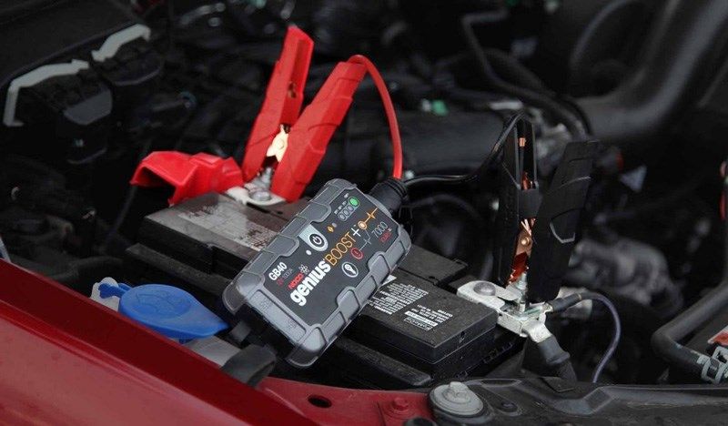 NOCO GB40+ ansluten till batteriet under en motorhuv.